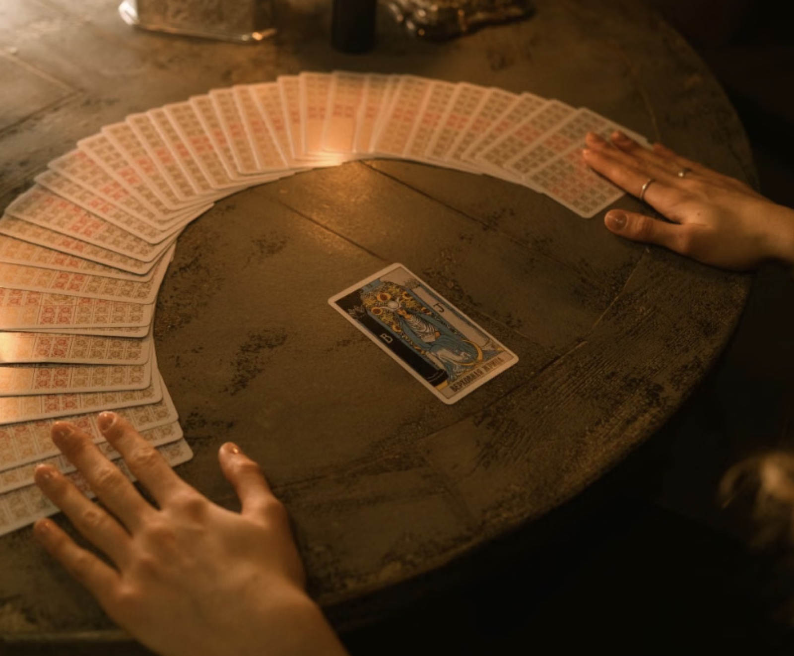 Writing notes before a tarot reading for better accuracy