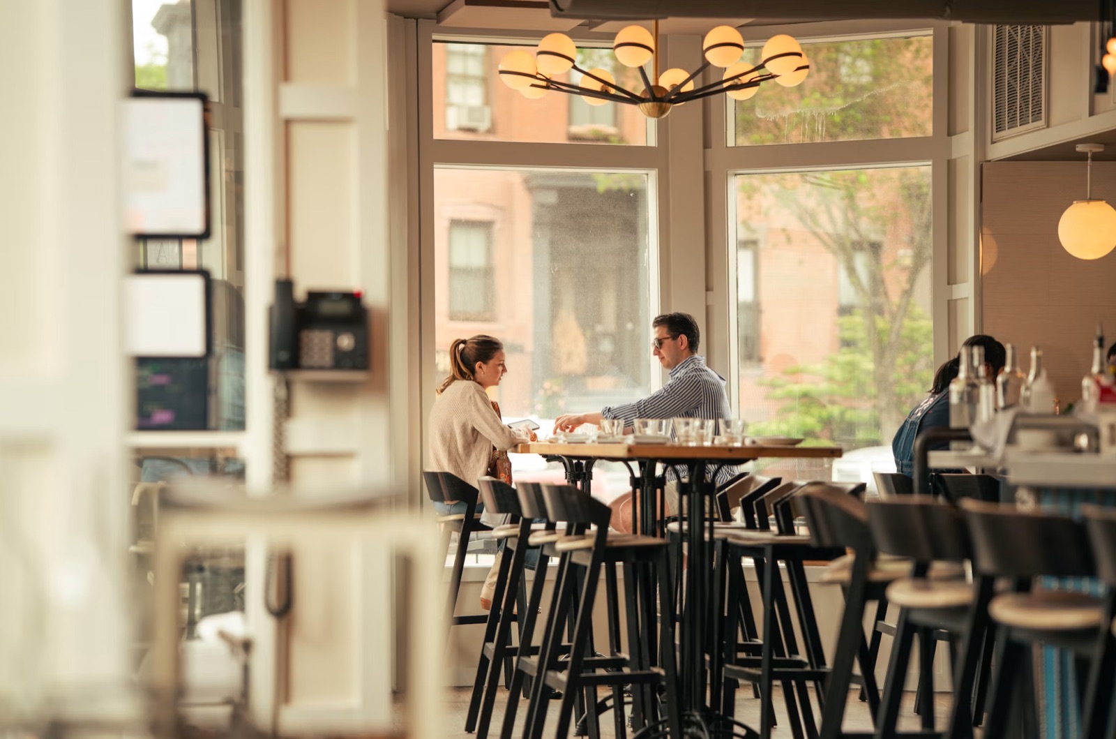 Two people having a calm conversation in a cafe.