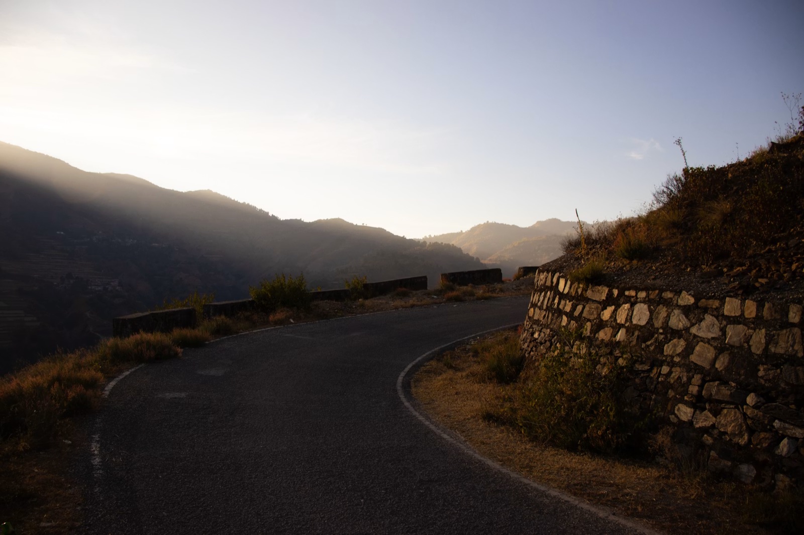 晨光中的蜿蜒道路，象征选择、节奏与一条正在逐渐变清楚的前路。
