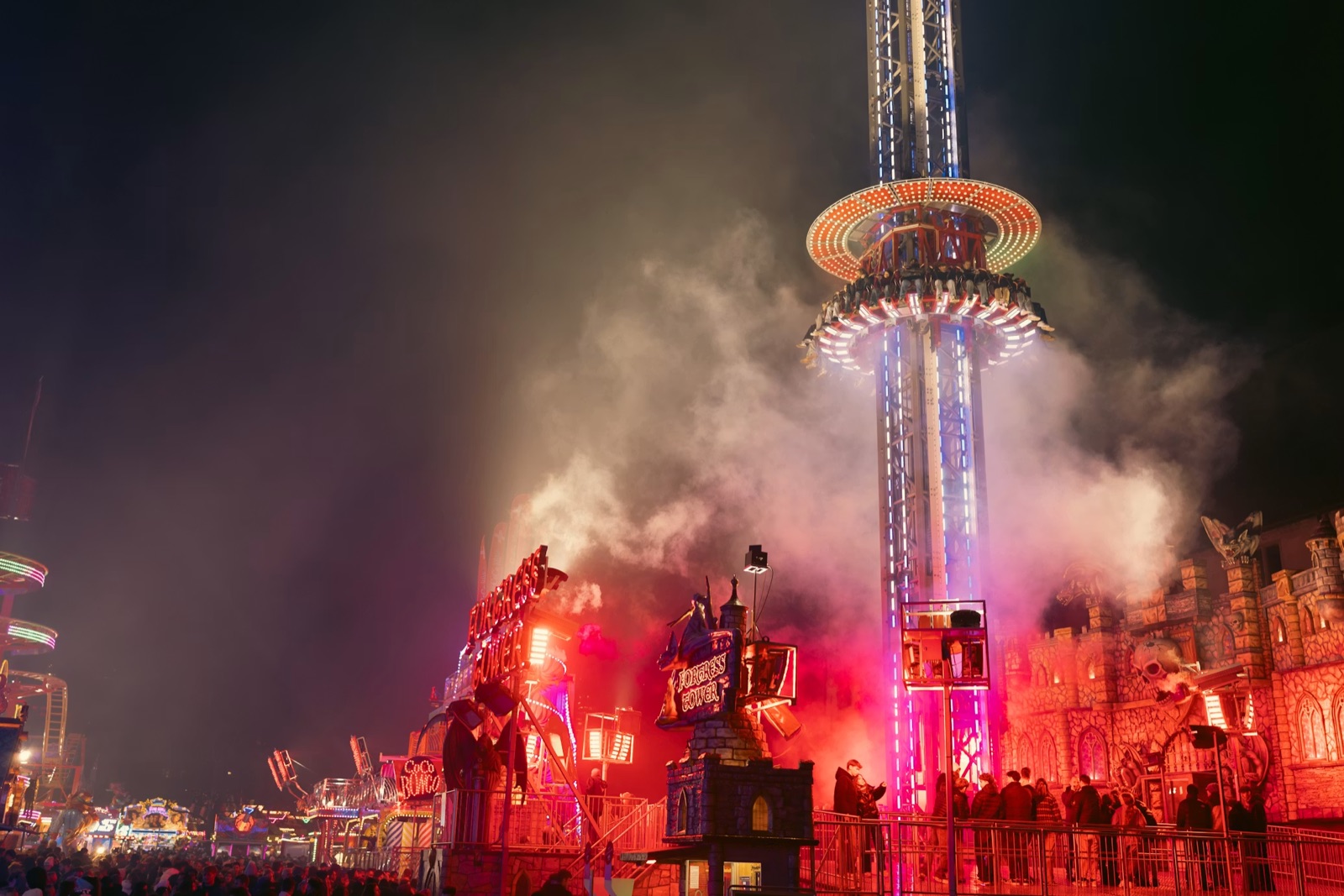 夜晚游乐园的高速项目，灯光鲜明，带有兴奋、自由和冒险开始的感觉。