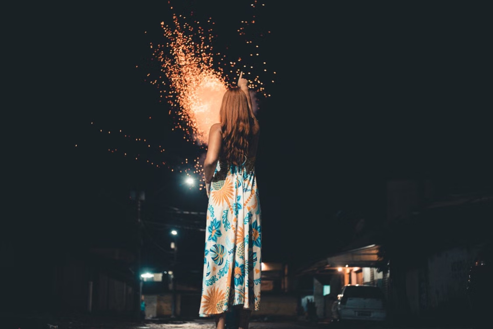 夜色灯光中的自信女性，体现被看见、被吸引和情绪有热度的状态。